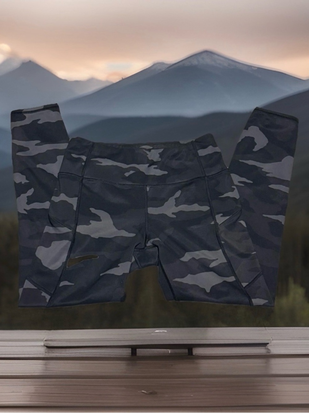 ATHLETA Size Small Ultimate Camo 7/8 Black and Gray Camouflage Leggings